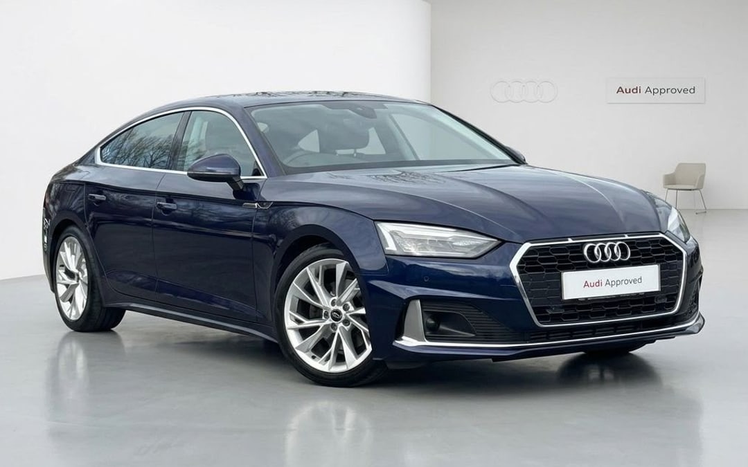 El mismo Audi A5 Sportback recolocado en un showroom con luz de estudio